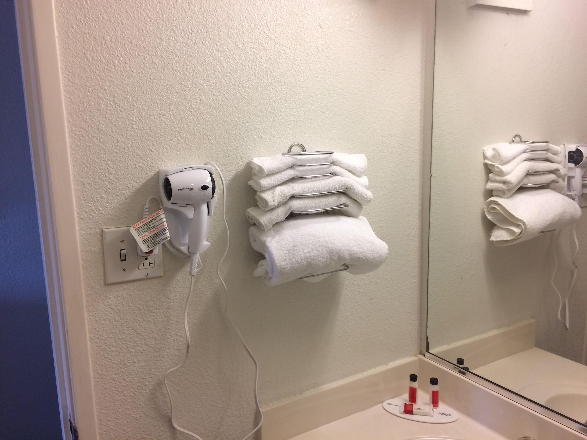 ทราเวลลอดจ์ บาย วินด์แฮม เรตัน Hotel ราโทน ภายนอก รูปภาพ